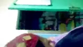فتاة ماليزية محجبة تأخذ قضيبًا في وجهها وضربًا في فرجها