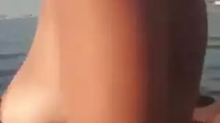 تونسية مثيرة تتباهى بصدرها المثالي في رقصة بيكيني