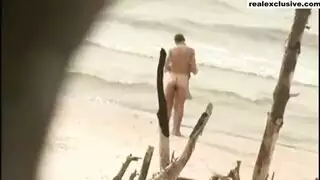 شمس، رمال، وعلاقة جنسية صريحة ثلاثية على الشاطئ