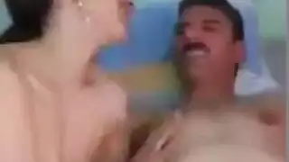 إباحية عربية: زوجة خائنة تصور جلسة ثنائي القضيب مع قذف داخلي