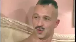 جنس مثلي صريح: رجل أكبر يقتحم شابًا مراهقًا