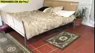 امرأة ناضجة عالقة تحت السرير تتلقى جنسًا عنيفًا على وجهها