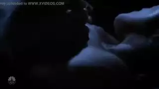 تقذف ماءكسها بنشوة