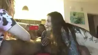 مص قضيب أسود كبير وجنس عنيف مع صديق يصور المشهد