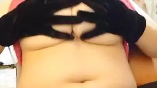 أثداء حقيقية تسبح في حمام كريمبي