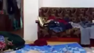 جلسة جنس جماعي عنيفة: نسمة تتعرض لكل الوضعيات حتى تنكسر