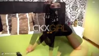 عارضة ويبكام مسلمة يتم تهديد كسها الضيق