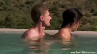 تدليك غريب يتحول إلى فعل اختراق مزدوج مكثف
