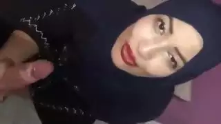 إباحية مع حجاب: ابتلاع حمولة من قضيب قاس