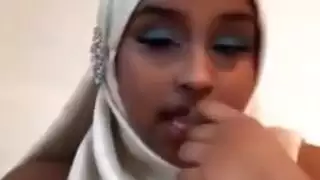 جنس فموي إباحي لفرج سمراء مثارة وناري