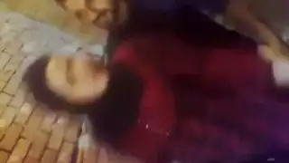 محب النساء وخطيبته في مداعبة قوية وحركة إباحية