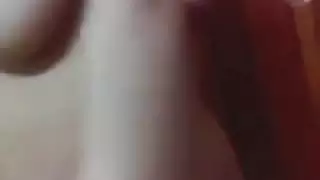 امرأة ناضجة تريد أن تملأها ذكرى شاب بقضيب صغير