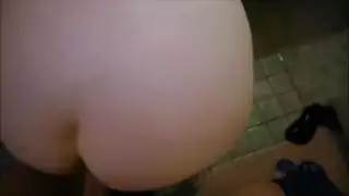 عاشق عربي يأخذ صديقته إلى الحمام لعملية جنسية صريحة