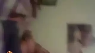 كاميرا خفية تلتقط رجلاً يداعب ثديي زوجته النائمة الثقيلين