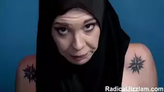 جمال محجّب يكشف عن أثدائه المثالية في فيلم إباحي مثير