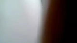 تثبيت فتاة جميلة في الغابة