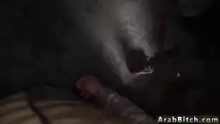 الراقصة الغريبة تظهر مؤخرتها وكسها قبل أن تمارس الجنس