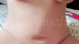 هواة عربية ممتلئة الجسم تظهر ثدييها الضخمين وفرجها المشعر في مقطع صريح