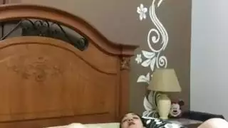عربية ناضجة تستمني مع حديث قذر صريح