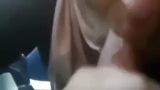 محجبة مثيرة تمص الزب في السيارة حتى يقذف في فمها