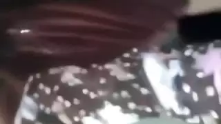 الأصدقاء يشجعون العاهرة المغربية على هز مؤخرتها النضرة