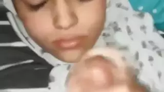 شابة مسلمة وقحة الحصول على نائب الرئيس في جميع أنحاء وجهها بعد أن تمتص الديك