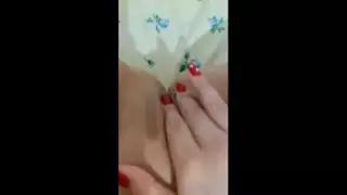 كس وردي نابض مبلول يتم تناوله بقوة في مشهد إباحي