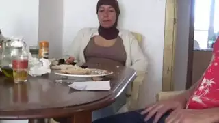 الأم الزوجة المشعرة تأكلها نجل زوجها أثناء الإفطار