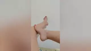 أظافر حمراء تثير حتى ظهور ساقيها وفرجها في تصوير إباحي