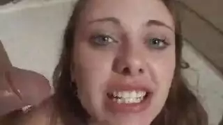 زوجة الضاحية مدمنة على إباحي أبيض صارم