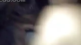 فتاة صغيرة شقية لا تشبع من القضيب في فمها الدافئ
