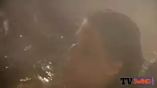 نكاح على جانب الطريق: فرجها الرطب يأخذ المقود