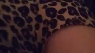 تعليمي صريح: امرأة خبيرة تعلم الفتاة كيفية لعق الفرج