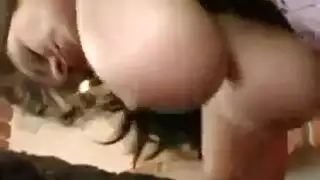 زوجة كوغر تحول زوجها إلى ابنها الخاضع في السرير
