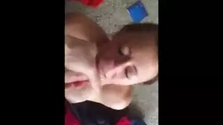 عاهرة خائنة تحصل على حركة شرجية بوضعية الكلب على الجانب