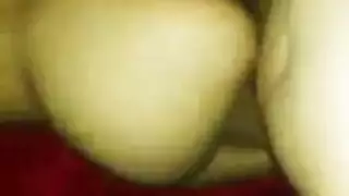 أثداء طبيعية كبيرة وفم مليء بقضيب قاسٍ