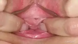 شقراء ساخنة لا تستطيع الانتظار لتركب قضيب رجلها