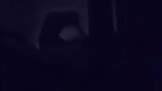 خشن وعميق: قضيب ضخم يملأ فتحتها الضيقة