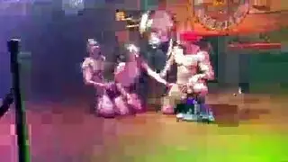 أوجي في قفص بدون واقي مع عرّاصين ذكور