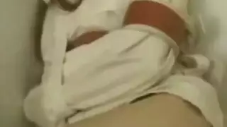 عاهرة سمراء مقيدة ومكممة تبلغ ذروتها بقوة