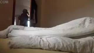 القضيب الأسود الضخم للرجل الفرنسي يمدد فرج الخادمة الضيق