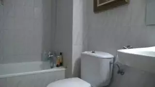 نكاح سريع في حمام عام: عاهرة مسلمة تأخذ قضيب أسود كبير بين الأعراق