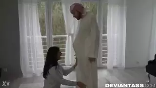 قضيب الطالب الصلب يخترق كس معلمته الحليق في مشهد إباحي