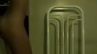 تشغيل شريط إباحي يتحول إلى جلسة استمناء علنية