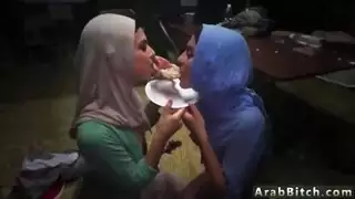 عارضة الكاميرا العربية تتسلل إلى القاعدة لتصوير فيلم جنس جماعي