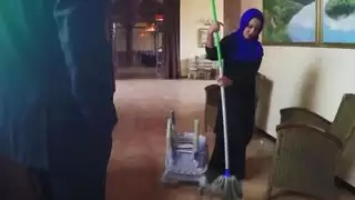 حارس محتاج يُدفع له مقابل جلسة إباحية مع رئيسه