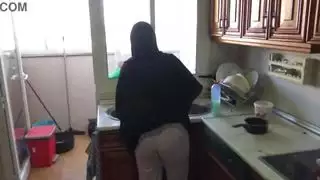 الخادمة المطيعة ذات الحجاب تأخذ كل شيء بطاعة