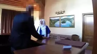 رئيس عربي يضربها بقوة في جنس مكتب صريح