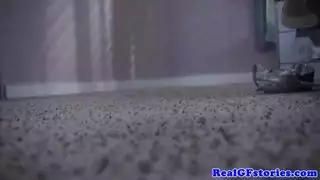 زوجة ممتلئة الجسم تأخذ قذفًا على وجهها من قضيب زوجها الصلب