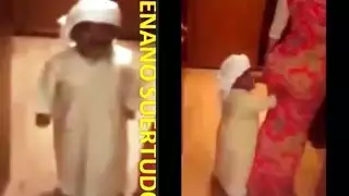 دمية جنسية صغيرة تُضاجع بعنف في مشهد جنسي صريح مع قزم